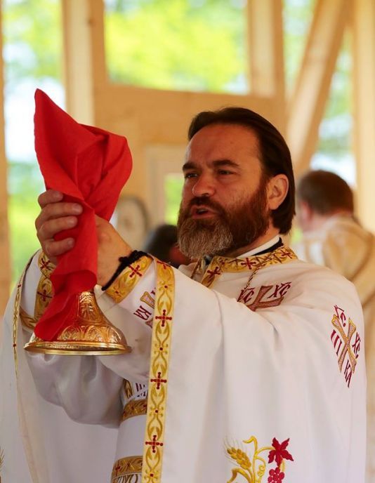 Starețul Mircea Clement în timpul slujirii liturgice